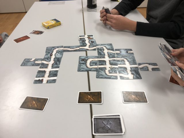 お邪魔者 ／ Saboteur